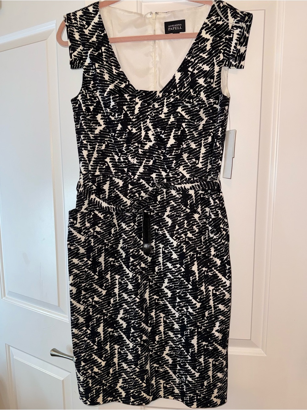 NWT Adrianna Papell Black & White Abstract Print V-Neck Dress